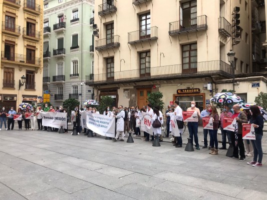 Radiólogos protestan frente al Palau contra la empresa pública de resonancias