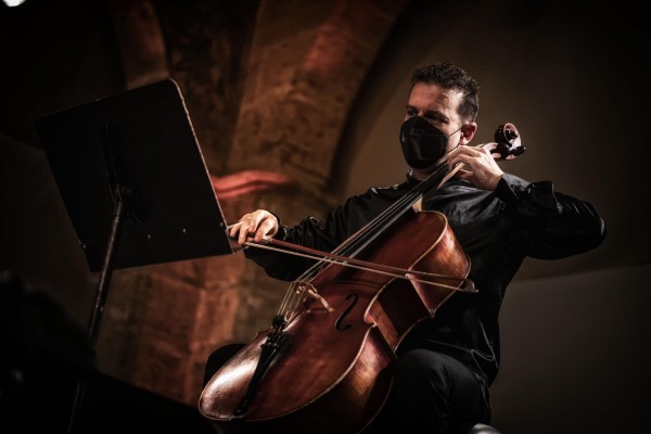 David Apellániz debuta con conciertos de violonchelo de Milhaud y Honegger con la OV