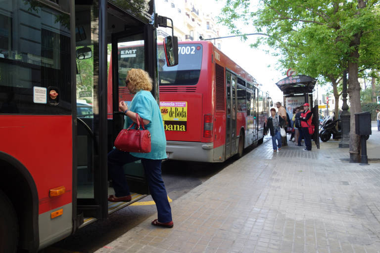 Avacu reprocha que la prohibición de aparcar de noche en el carril bus va en contra de los usuarios