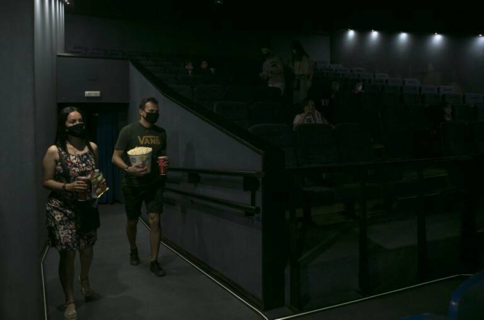 Comer palomitas en el cine vuele a estar permitido - 