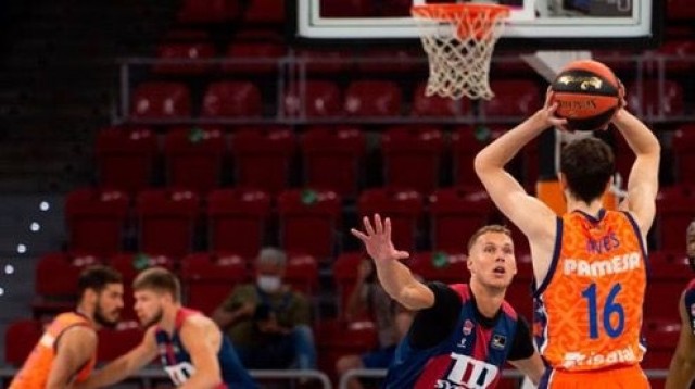 La defensa del Baskonia obliga a desempatar en Valencia