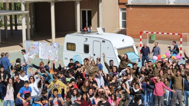 200 estudiantes de Alcoy transforman una caravana en consulta móvil para refugiados