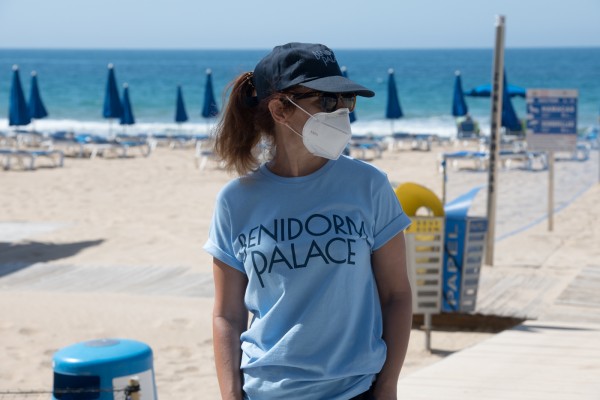 Benidorm contratará durante 3 meses a 58 menores de 30 años como informadores de playas

