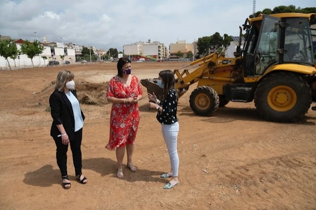 Puerta visita el terreno en el que se ubicará la nueva residencia y centro de día de Oropesa del Mar 