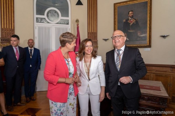 MC advierte de que si Arroyo incluye a los seis expulsados del PSOE, su primera medida 