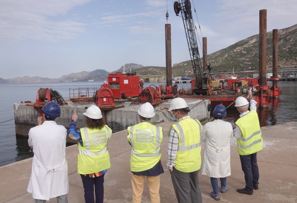 El Puerto coloca el último cajón que ampliará el muelle Príncipe Felipe para la mejora en la carga de GNL
