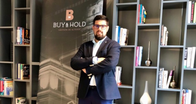 Buy & Hold ficha a David Pérez Romana como responsable de Relación con Inversores