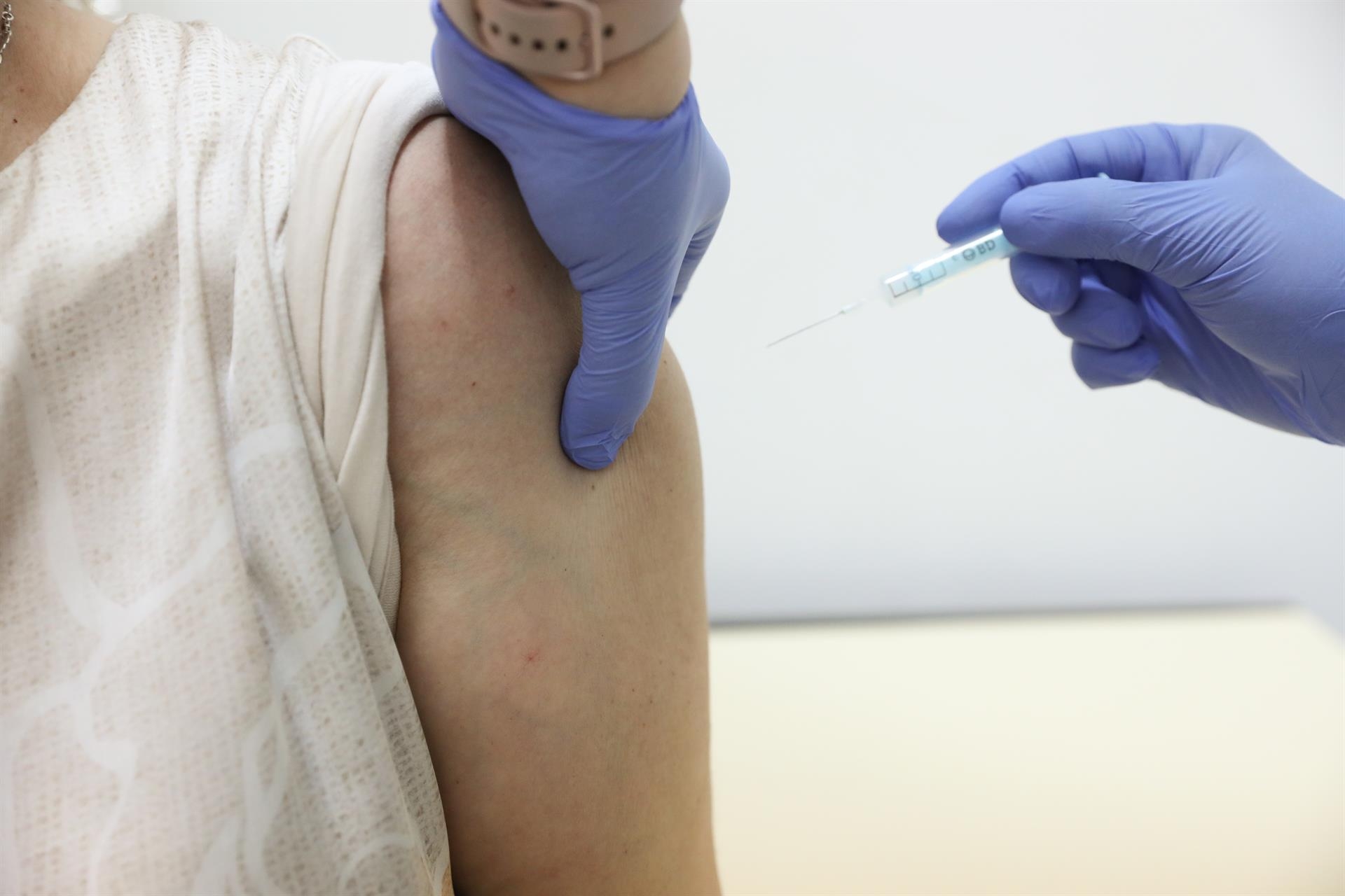 Sanidad y CCAA acuerdan administrar la vacuna de Janssen en personas de 40 a 49 años