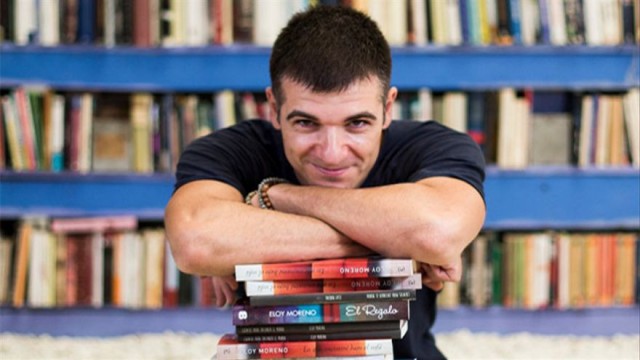 Eloy Moreno presenta a Orpesa la seua última novel·la 'Tierra', amb projecció inclosa