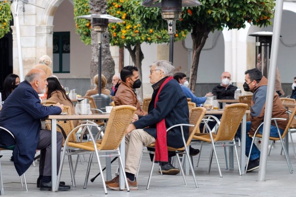 España notifica 4.388 casos y 30 muertes, con la incidencia estabilizada en 120