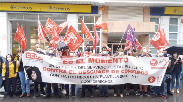Los sindicatos se concentran en Castelló para exigir el cese de los recortes en Correos
