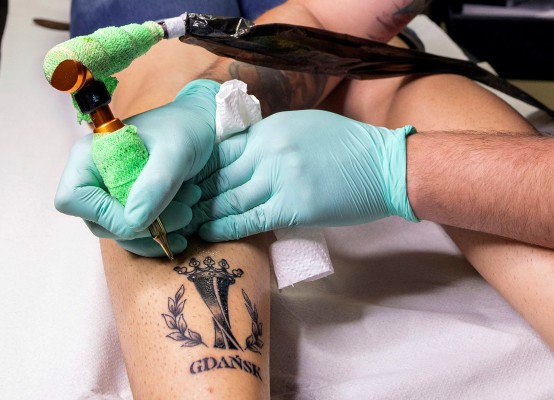 La Liga Europa dispara los tatuajes conmemorativos en Vila-real