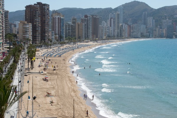 Los hoteleros arremeten contra el plan del Consell por premiar a los alojamientos 'morosos'