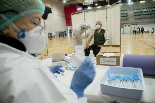 Los Alcázares hace un llamamiento a las personas de 48 años para que acudan a vacunarse