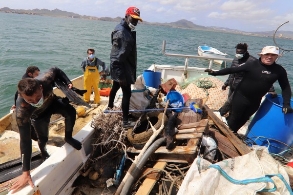La Fundación Estrella de Levante limpia el fondo marino del Mar Menor junto a los pescadores