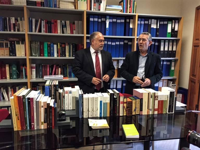 Antonio Torres (izquierda), y el director general de Administración Local, Antoni Such, durante la presentación de los libros en diciembre de 2015 - 