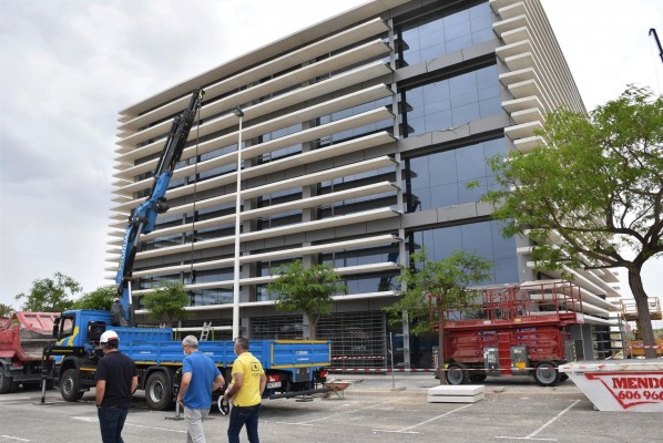 Contratiempo en Elche Campus Tecnológico: se desmontarán las fachadas de uno de ellos