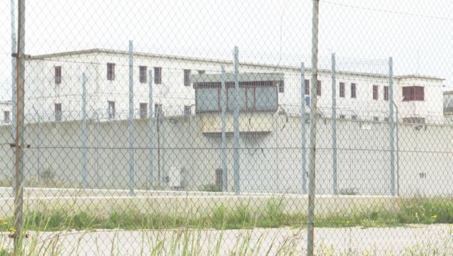 Funcionarios de prisiones se quejan de que Sanidad les 'salte' en la vacunación e inmunice a los reclusos