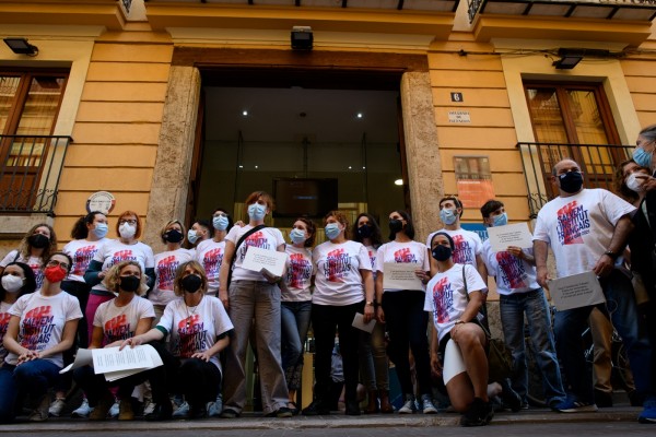 La plantilla del Instituto Francés programa un mes de actividades alternativas a la agenda oficial