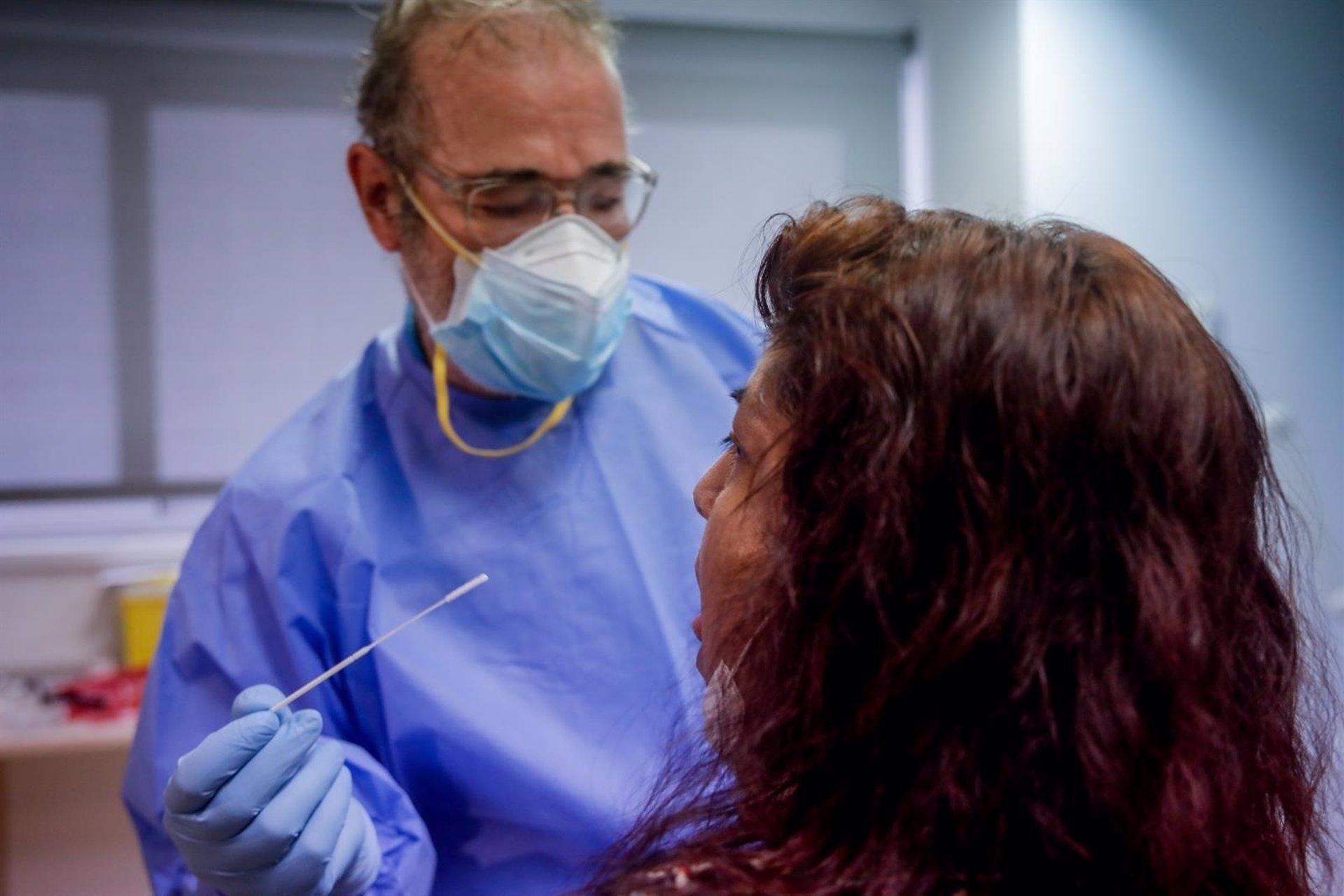  España notifica 9.732 nuevos casos de coronavirus, 48 muertes y la incidencia se reduce a 121