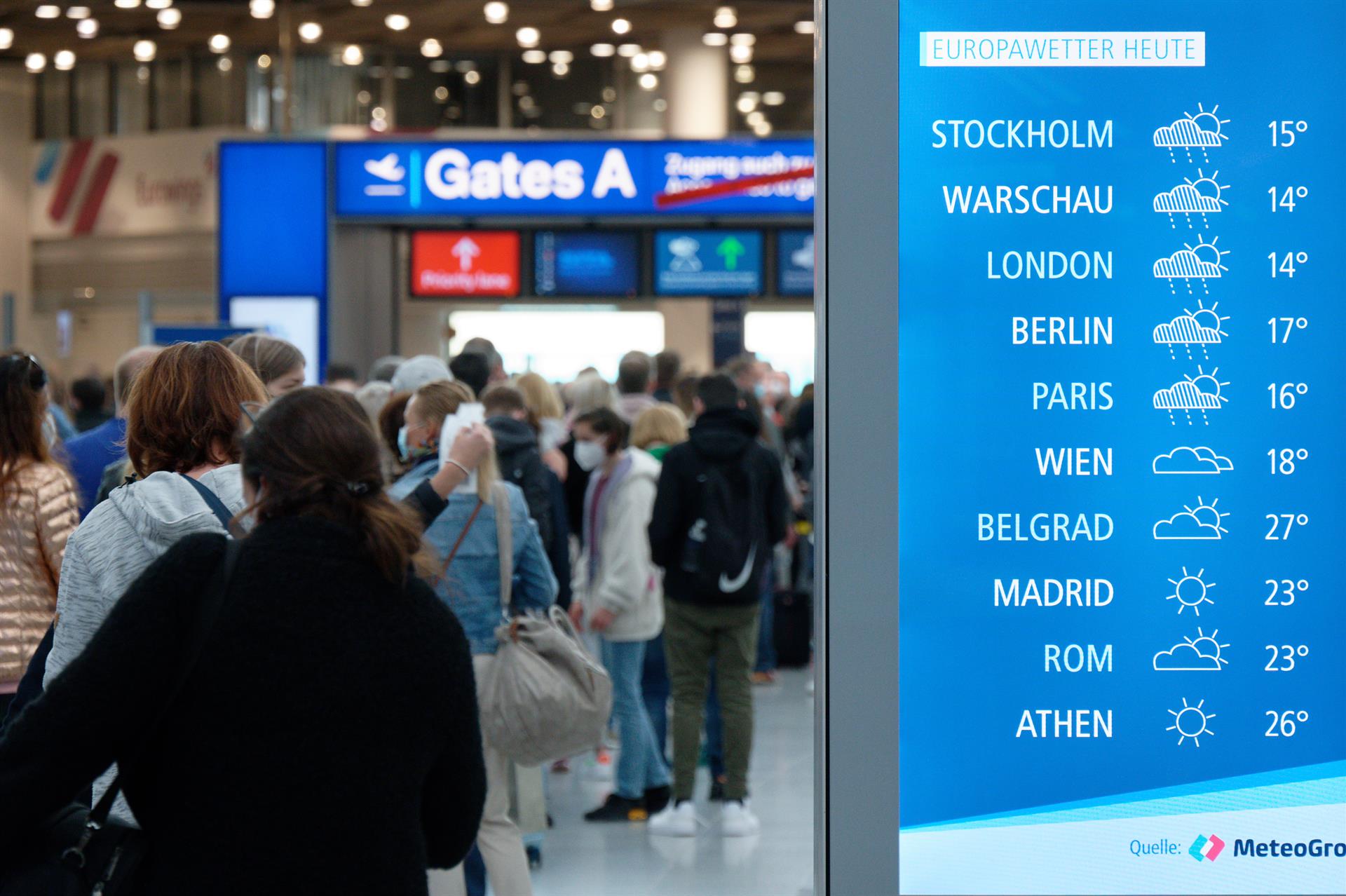  Bruselas pide a los 27 iniciar la retirada gradual de las restricciones de viaje dentro de la UE