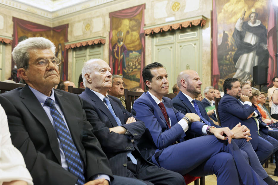 Farnós, el segundo por la izquierda, en la investidura de José Martí como presidente de la Diputación. (Foto: Antonio Pradas) - 