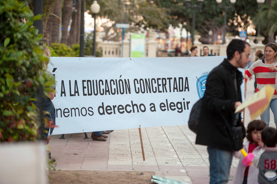 Las asociaciones de padres y la católica no se fían de los 'retoques' del decreto