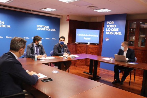 El PP murciano, con Miras a la cabeza, se echa a la calle para recoger firmas contra los indultos