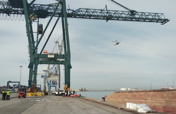 El puerto de Castellón reabre al tráfico una vez balizada la zona de búsqueda del estibador