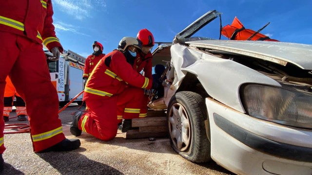Los trabajadores de OSS se manifiestan en San Javier al no prorrogarse el contrato de servicio de emergencias