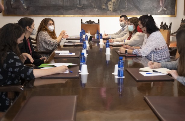  La Diputación ayudará a mejorar la oferta cultural y social a los internos de la prisión de Albocàsser
