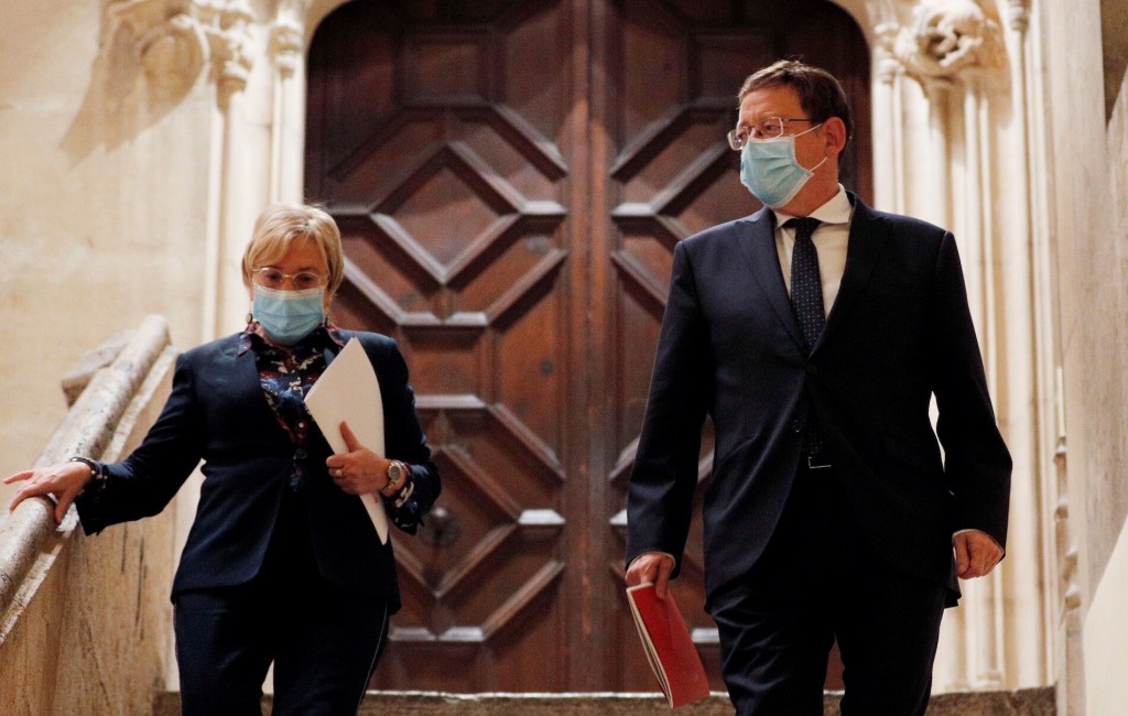 La consellera de Sanidad, Ana Barceló, y el president, Ximo Puig, antes de una comparecencia. Foto: EFE/J.C. Cárdenas - 