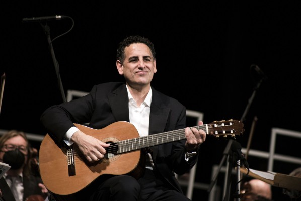 El Teatro Principal se estremece al oír el canto puro de Juan Diego Flórez
