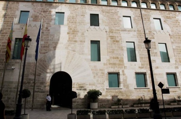 Les Corts inicia el proceso para instalar placas solares en sus edificios
