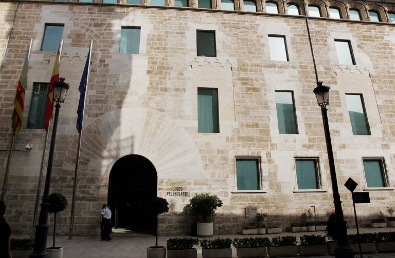 Les Corts inicia el proceso para instalar placas solares en sus edificios
