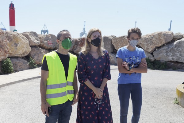 Amparo Marco traslada su apoyo a la tripulación del barco volcado, a los estibadores y a sus familias