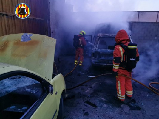 Los bomberos intervienen en el incendio de una nave de alquiler de maquinaria en Paiporta
