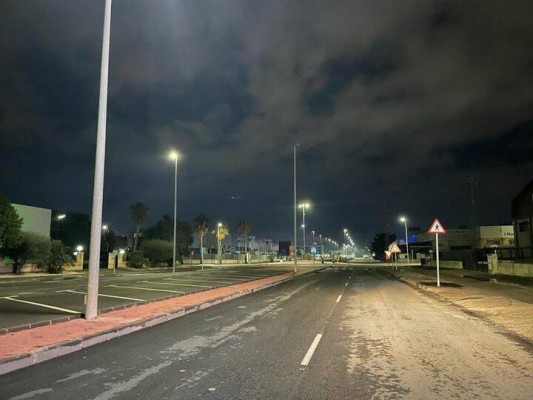 Fin a los baches y grietas del pavimento del polígono industrial Oeste 
