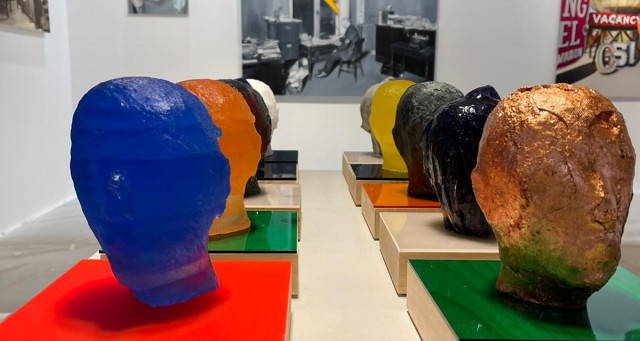 Cabezas que invitan a pensar: el murciano Marín Guevara muestra su obra en Urvanity 