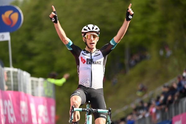 Yates insiste hasta ganar pero Bernal defiende la 'maglia rosa'