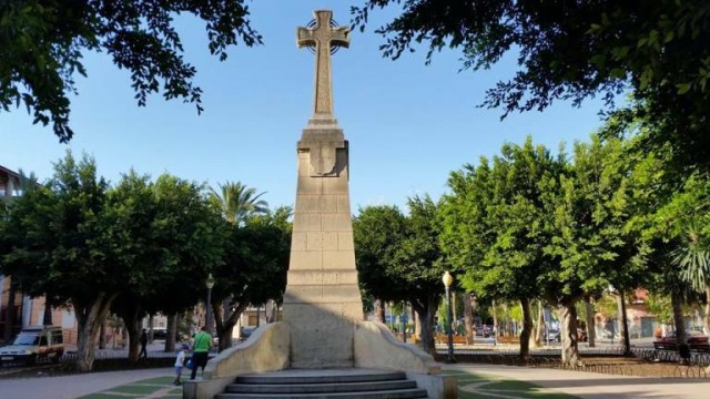 Una plataforma en defensa de la Cruz de Germanías de Elche convoca una concentración contra el derribo