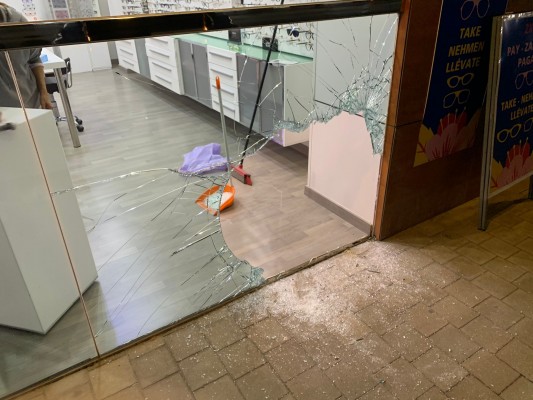 La firma Óptica Óptima sufre robos en varias tiendas que suman daños de unos 100.000 euros