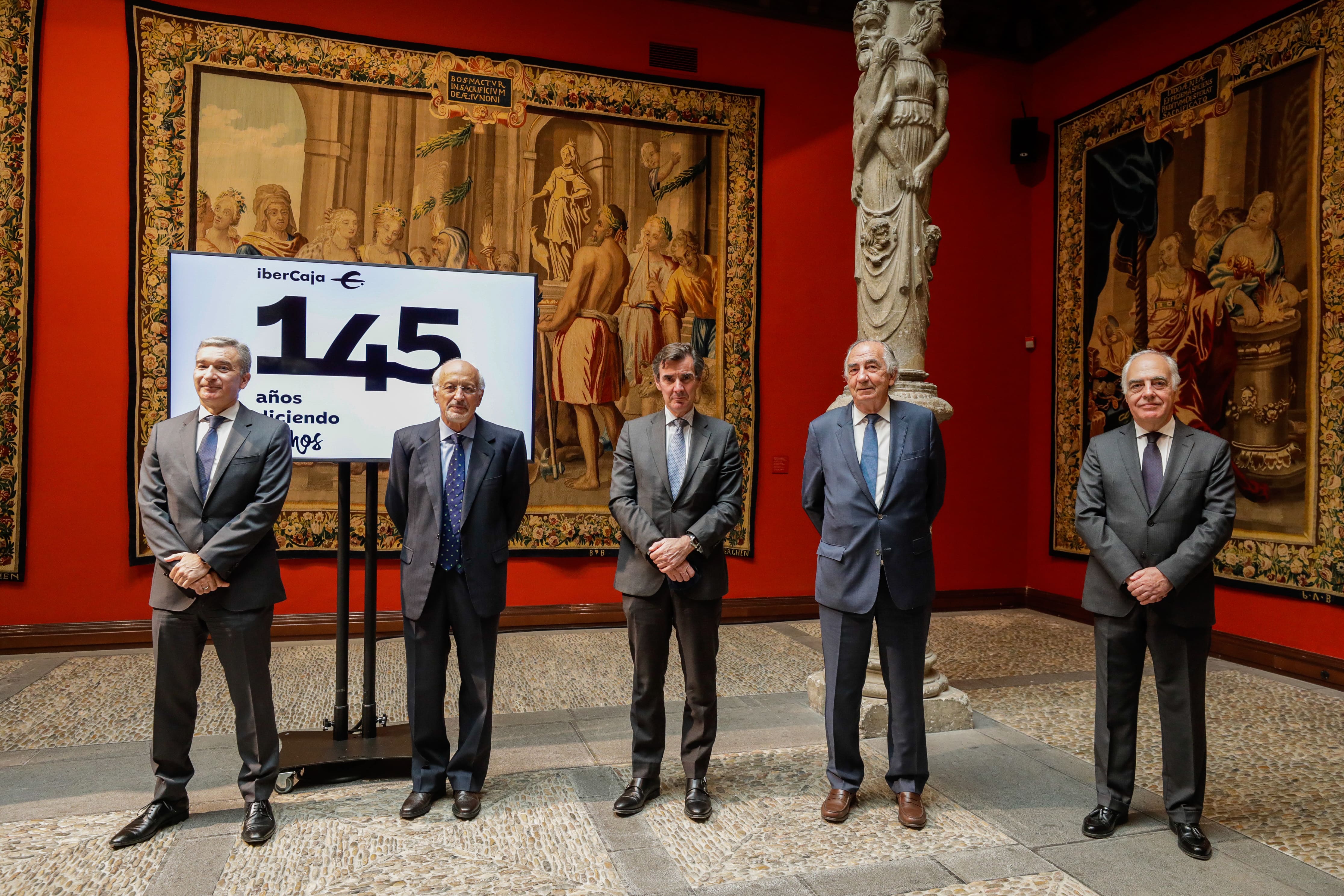 De izquierda a derecha: Consejero Delegado de Ibercaja, Víctor Iglesias, presidente de Ibercaja, José Luis Aguirre, secretario general del Tesoro y Financiación Internacional del Gobierno de España, Carlos San Basilio, presidente de Fundación Ibercaj - 