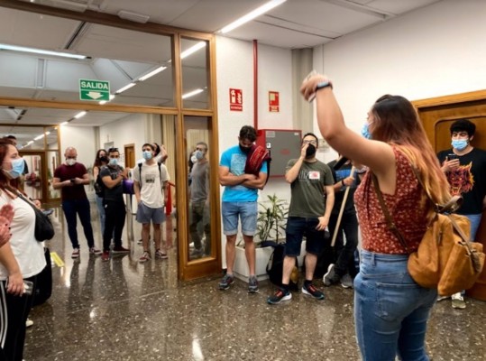 Una treintena de estudiantes de la UPV pasa la noche en el rectorado por el salario de los becarios