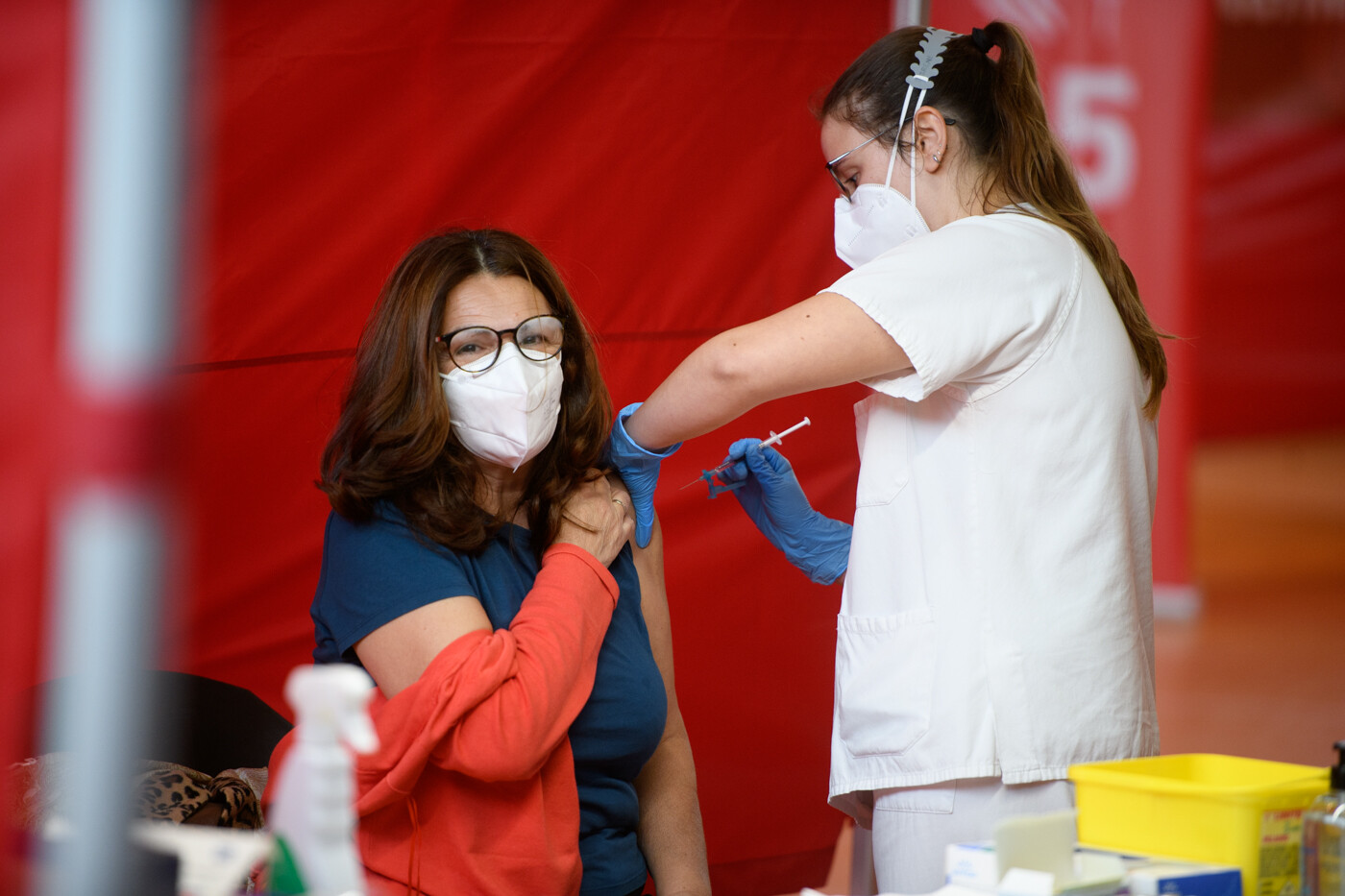 Sanidad vacunará antes a los menores de 60 años que elijan Pfizer que a los que elijan AstraZeneca