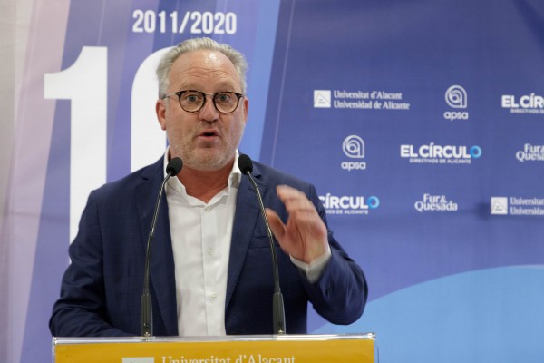 Javier Fur presenta su libro 'Compitiendo en un mercado global'