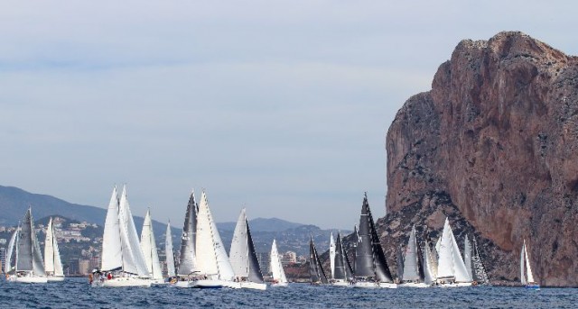 La bahía de Calpe se llena de velas en la salida del ‘Peñón’ con 61 barcos
