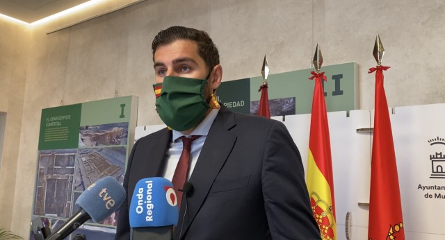 Murcia le da el 'ok' a recuperar la bandera de España y la foto del Rey en todos los colegios 