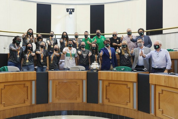 El Balonmano Elche recibe homenaje de la Diputación tras ganar la Copa de la Reina
