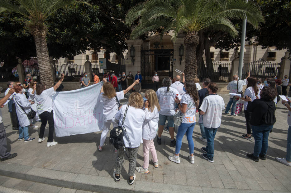 Protesta en las puertas de la  Diputación de Alicante. Foto RAFA MOLINA  - 
